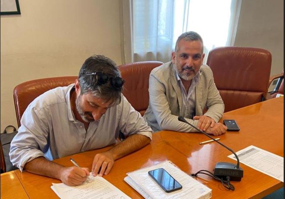 I membri della direzione nazionale Nursind, Gianluca Altavilla e Stefano Barone, firmano il Ccnl personale ricerca